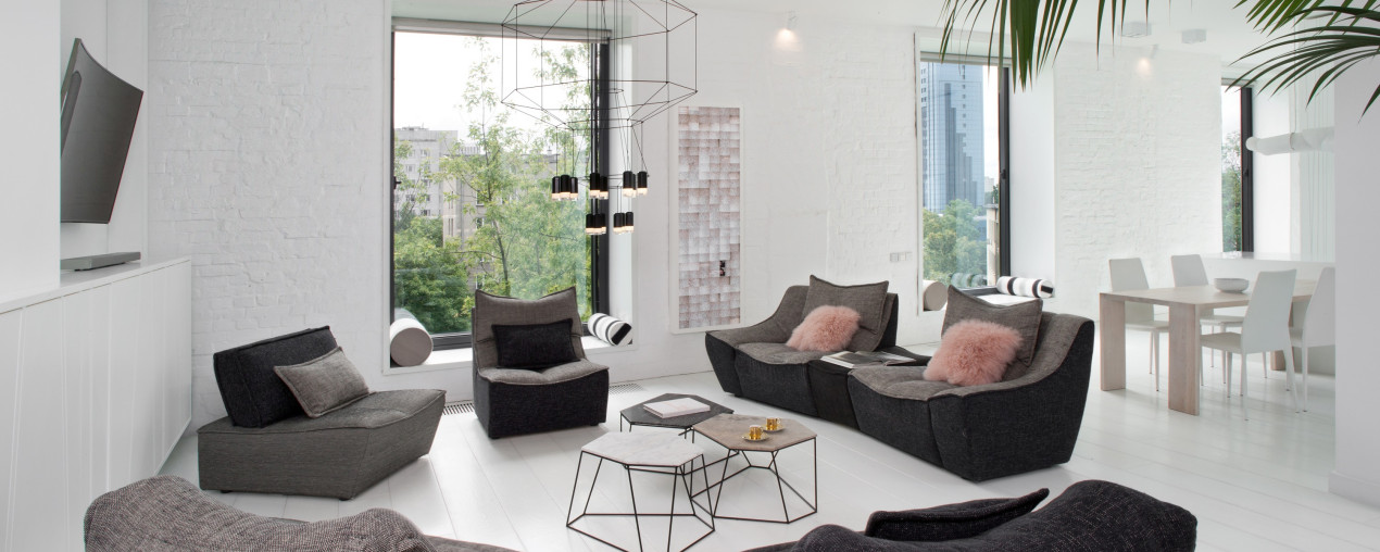 Biały apartament w starej kamienicy