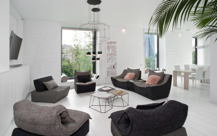 Biały apartament w starej kamienicy