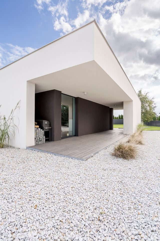 Nowoczesny budynek domu z dachem nad wejściem