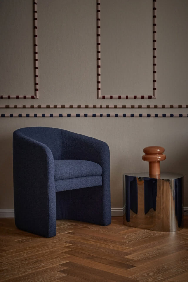 granatowy fotelik o obłych kształtach