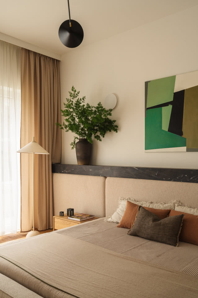 Tapicerowany zagłówek w sypialni za łóżkiem