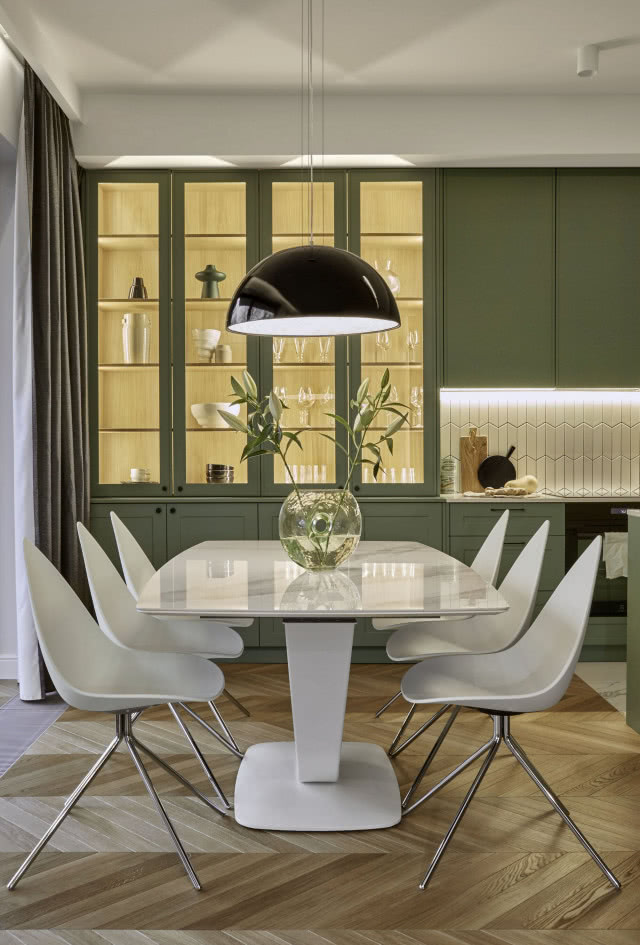 zielona kuchnia z podświetlonymi szafkami