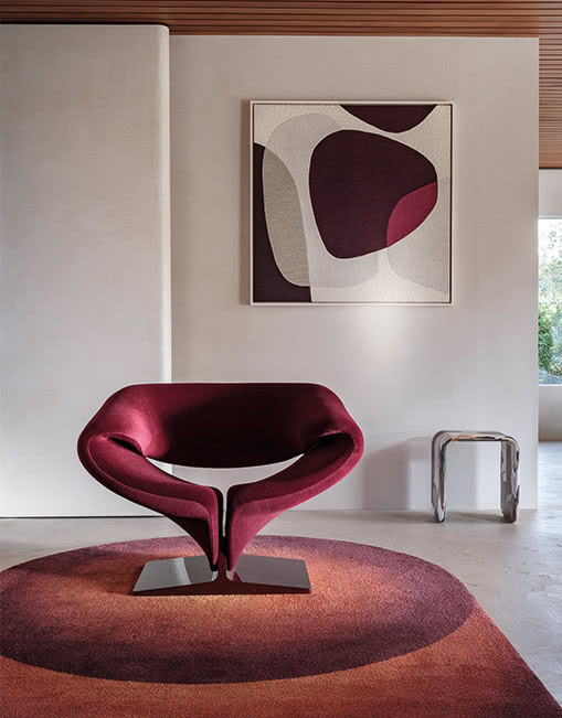 krzesło w kształcie wstążki na tle obrazu