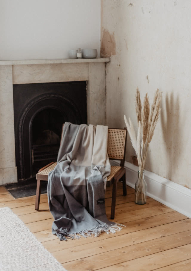 Zdjęcie naturalnego fotela przed kominkiem