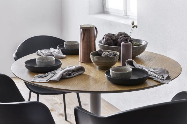 okrągły stolik z drewnianym blatem, czarne krzesła