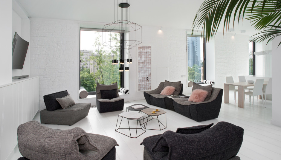 Biały apartament w starej kamienicy