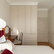 Kobiece mieszkanie w Starej Stoczni w Gdańsku. Tak architektka wyeksponowała w nim antyki!