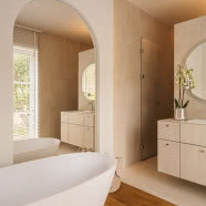 Słoneczny dom w kamieniu i drewnie. Ma aż 500 metrów kwadratowych!