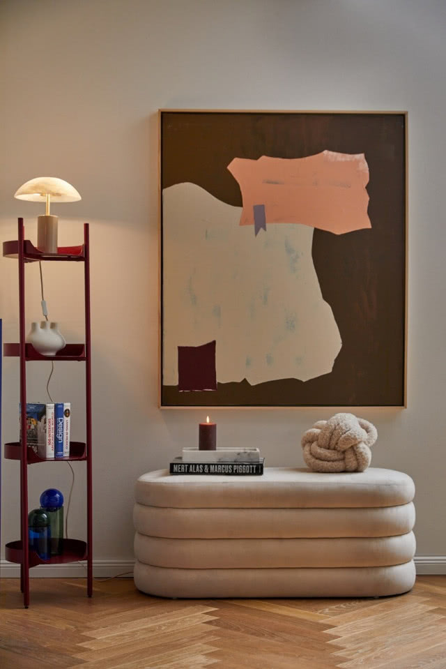 puf na tle brązowego obrazu