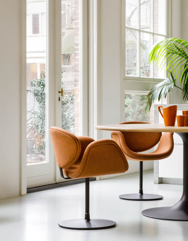 krzesła pomarańczowe przy stole