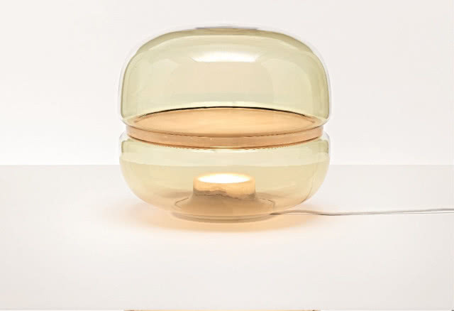Lampa Macaron z zamkniętym w delikatnym szkle kamieniem tworzy subtelny i hipnotyzujący efekt świetlny. Fot. Brokis