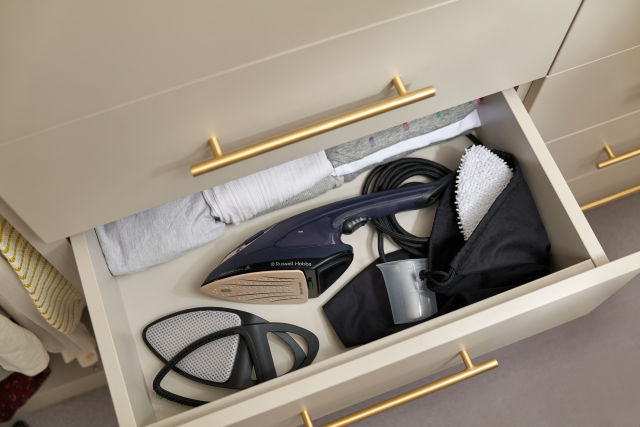 parownica w szufladzie, złożone ubrania, złote uchwyty