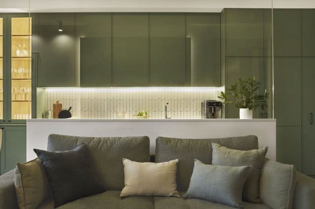 Zielona kuchnia z białą wyspą