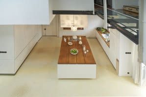 Biała nowoczesna kuchnia - drewniany kuchenny blat ociepla wnętrze