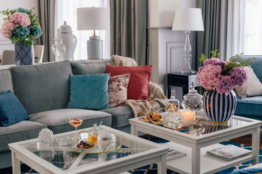 Liczne efektowne lampy stołowe, w tym model...