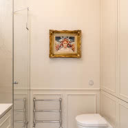 Kobiece mieszkanie w Starej Stoczni w Gdańsku. Tak architektka wyeksponowała w nim antyki!