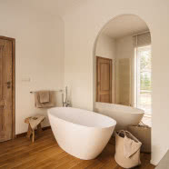 Słoneczny dom w kamieniu i drewnie. Ma aż 500 metrów kwadratowych!