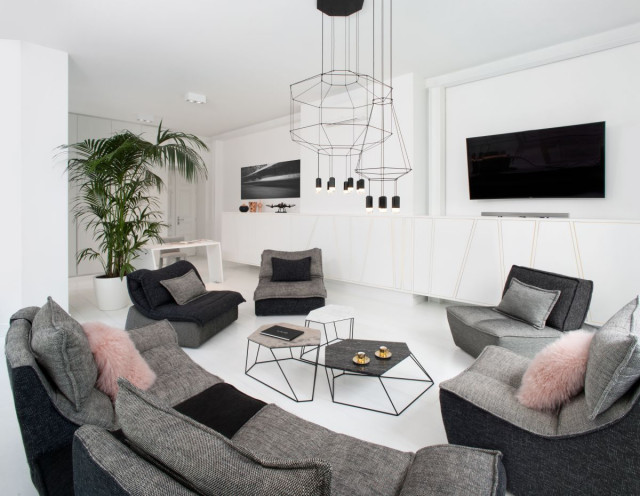 Aranżacja dużego salonu w bieli