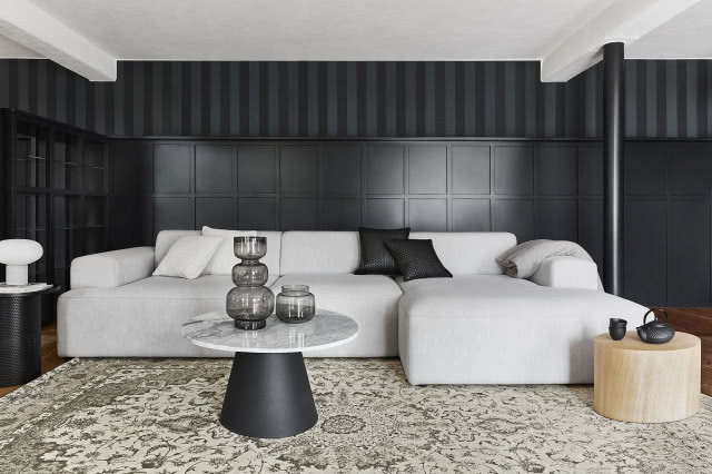 czarne ściany, biały narożnik, stolik biało czarny okrągły, ściany czarne