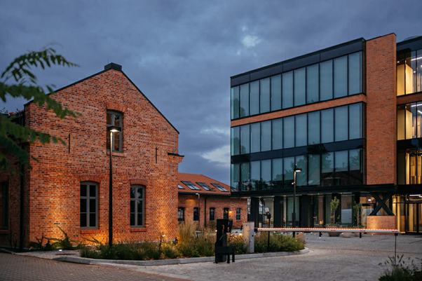 Showroom Interioro w Krakowie powstał w zrewitalizowanej przestrzeni o industrialnym charakterze.