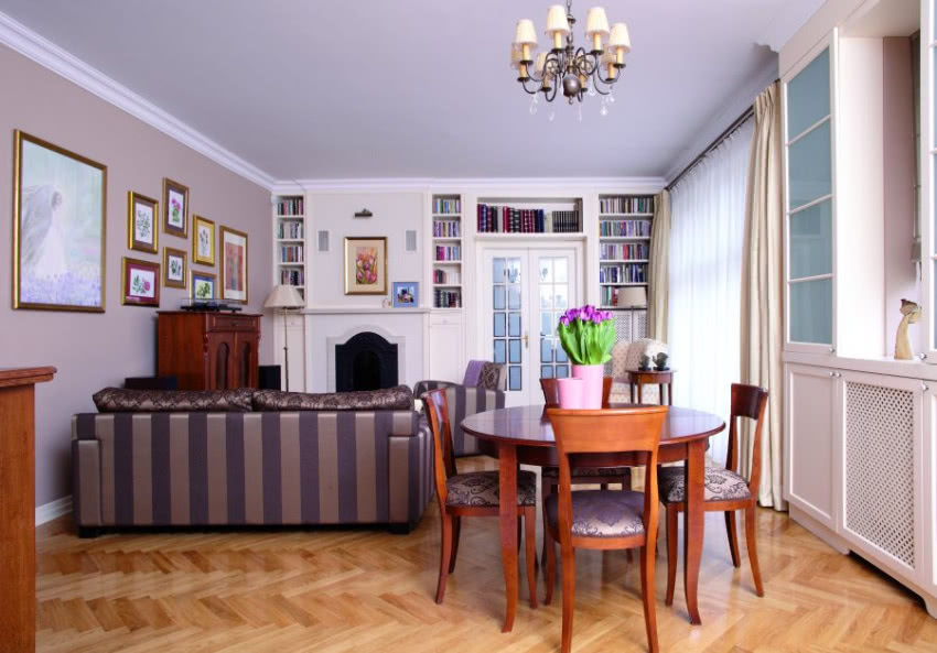 Salon. Nawet telewizor jest tu skrzętnie ukryty...