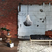 Biała zabudowa kuchenna o gładkich frontach...