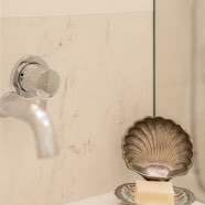 Kobiece mieszkanie w Starej Stoczni w Gdańsku. Tak architektka wyeksponowała w nim antyki!