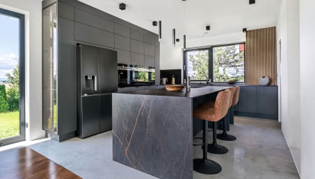 Urządzenia zintegrowane w nowoczesnych kuchniach. Czy sprawdzą się tylko w małych kuchniach? 