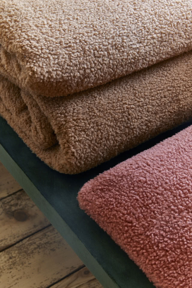 tkaniny w kolorze jasnego brązu raz różu