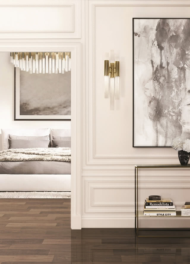 Zdjęcie wnętrza urządzonego w bieli ze sztukaterią na ścianach