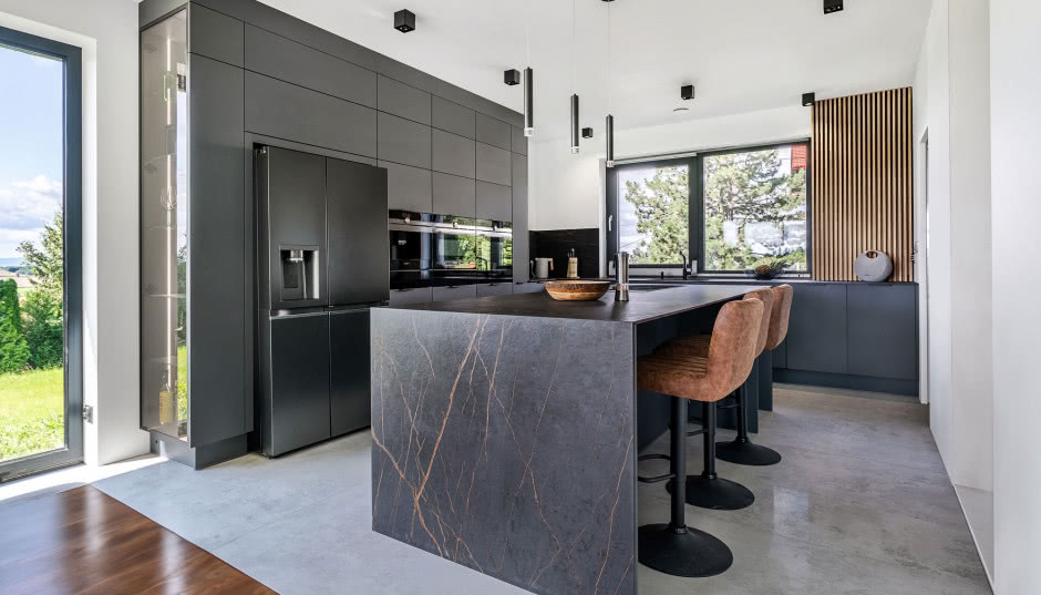 Urządzenia zintegrowane w nowoczesnych kuchniach. Czy sprawdzą się tylko w małych kuchniach?