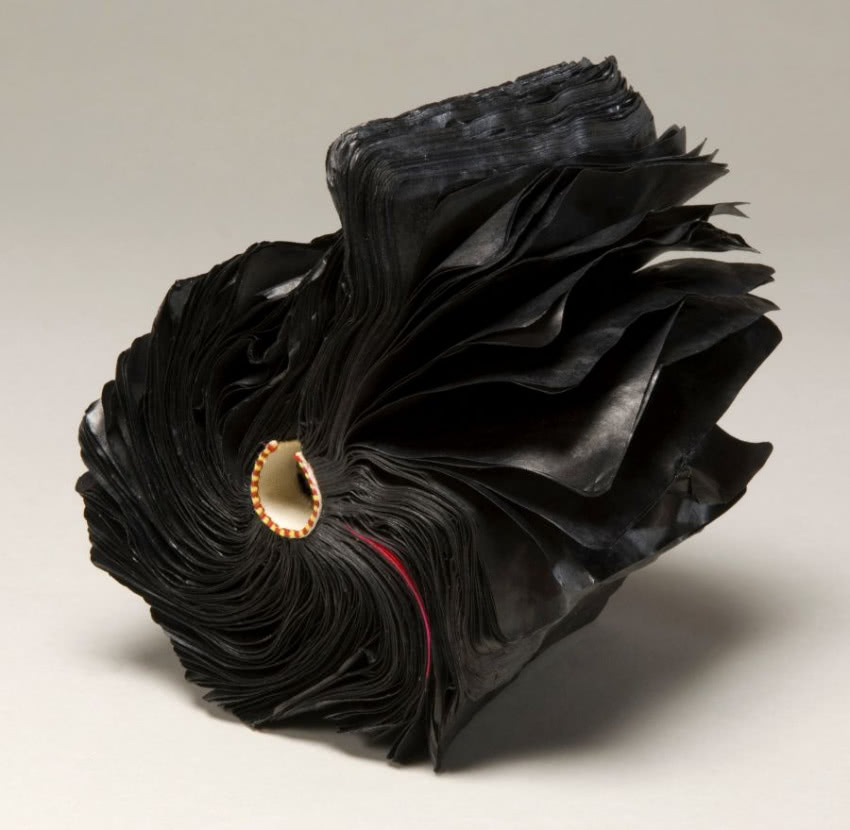 Spalona książka - kwiat to kolejna kreacja...