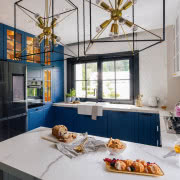 Po obydwu stronach łóżka z tapicerowanym...