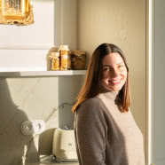 Kobiece mieszkanie w Starej Stoczni w Gdańsku. Tak architektka wyeksponowała w nim antyki!