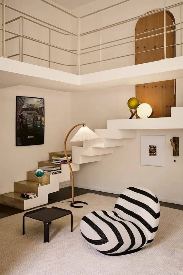 fotel w paski pod schodami