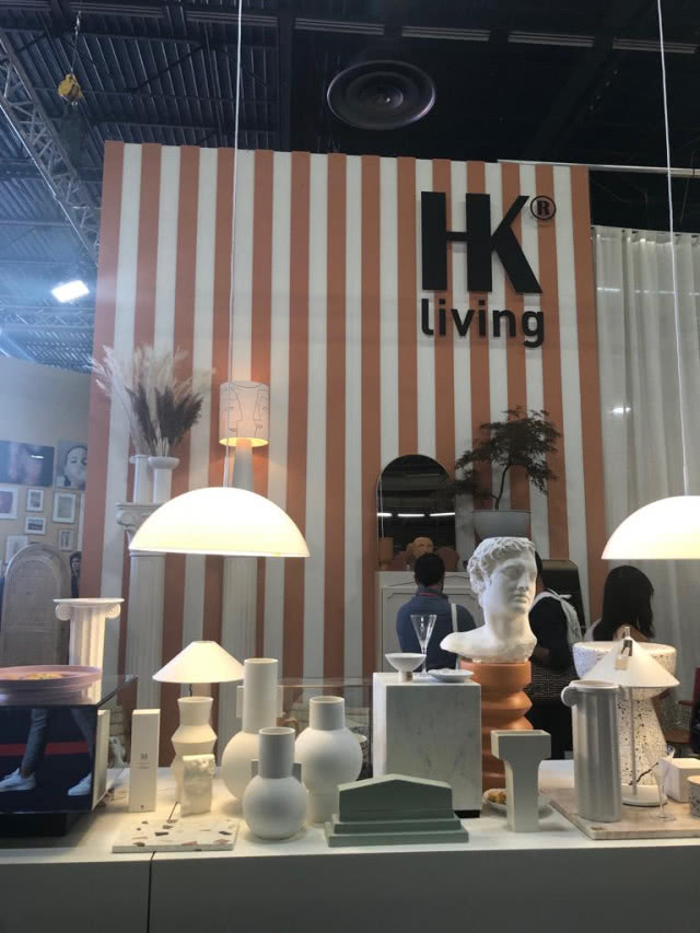 Stoisko HK Living na Targach Maison & Objet w Paryżu. Na wystawie widoczne elementy lastryko i antyczne figury.