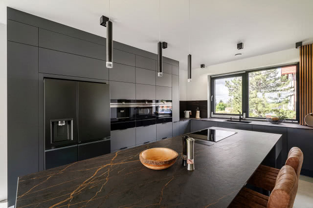 Urządzenia zintegrowane w nowoczesnych kuchniach. Czy sprawdzą się tylko w małych kuchniach? 