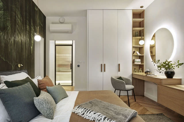 Biała sypialnia z dodatkiem zieleni i drewna