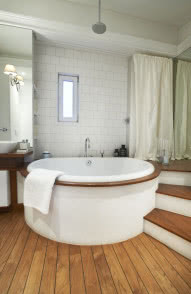 Biel i drewno - łazienka w stylu SPA.