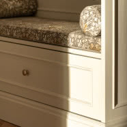 Kobiece mieszkanie w Starej Stoczni w Gdańsku. Tak architektka wyeksponowała w nim antyki!