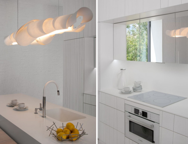 Biała kuchnia z lustrzanymi szafkami