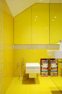 Mocna żółta barwa króluje w toalecie na parterze