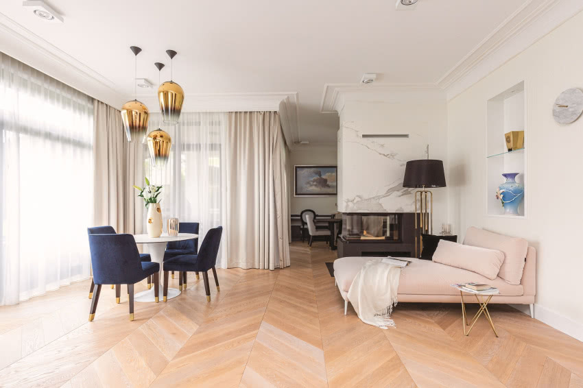 Monochromatyczna
kolorystyka salonu
została...