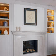 Po obydwu stronach łóżka z tapicerowanym...