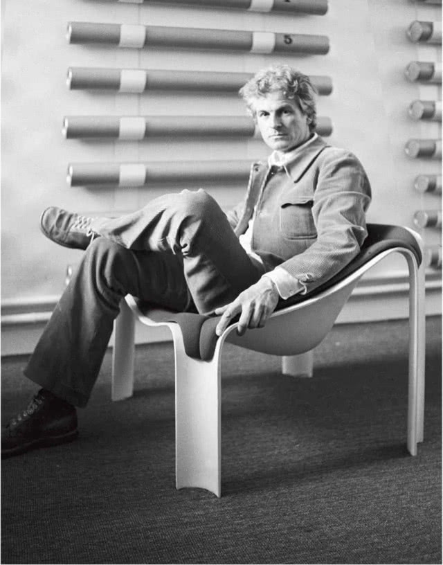 mężczyzna na fotelu