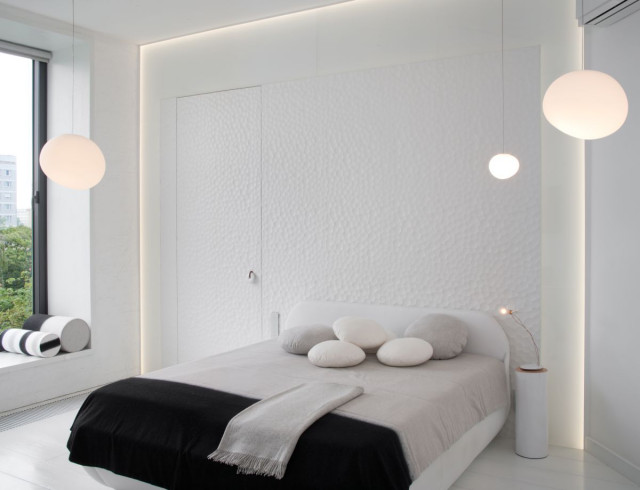 Sypialnia z białymi ścianami