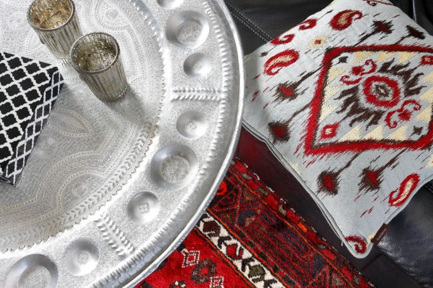 Stolik i poduszka w bliskowschodnim stylu