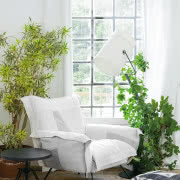 Biała zabudowa kuchenna o gładkich frontach...