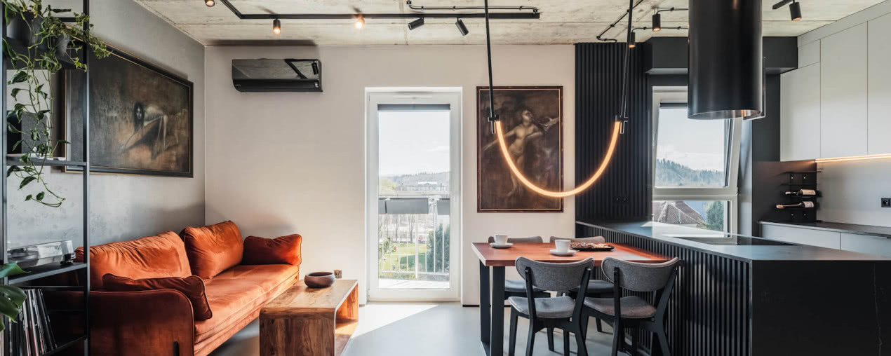 Loftowy minimalizm. Beton, mikrocement i obrazy inspirowane mitologią słowiańską