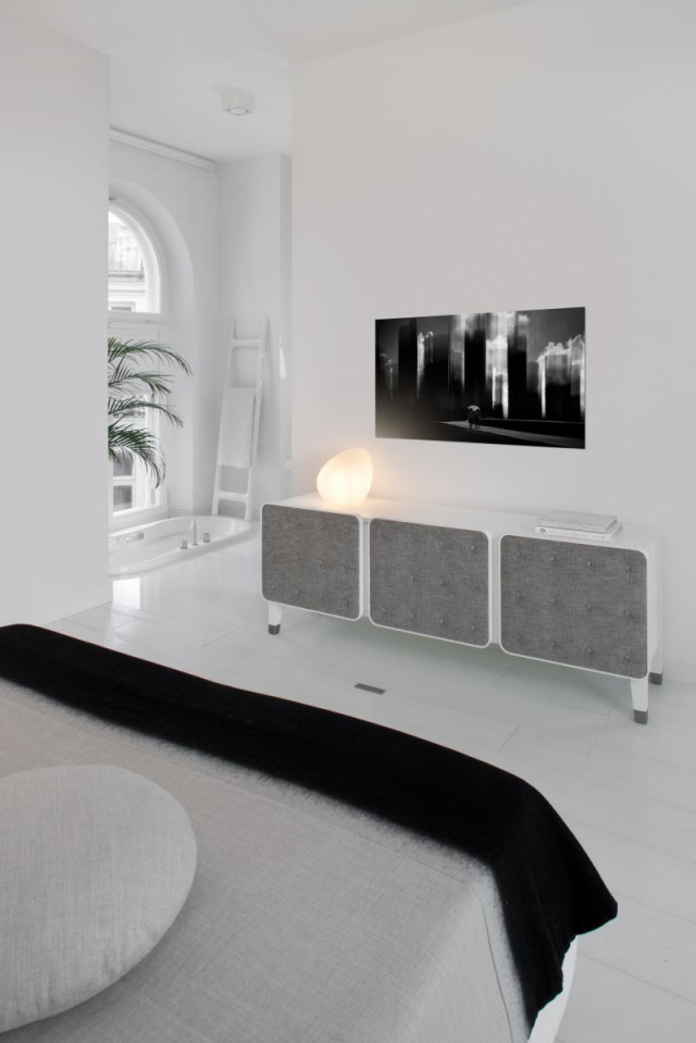 Sypialnia z białymi ścianami